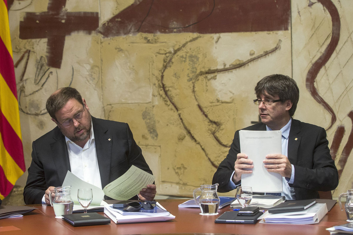 El presidente de la Generalitat , Carles Puigdemont, junto al vicepresidente del Govern y conseller de Economía, Oriol Junqueras.