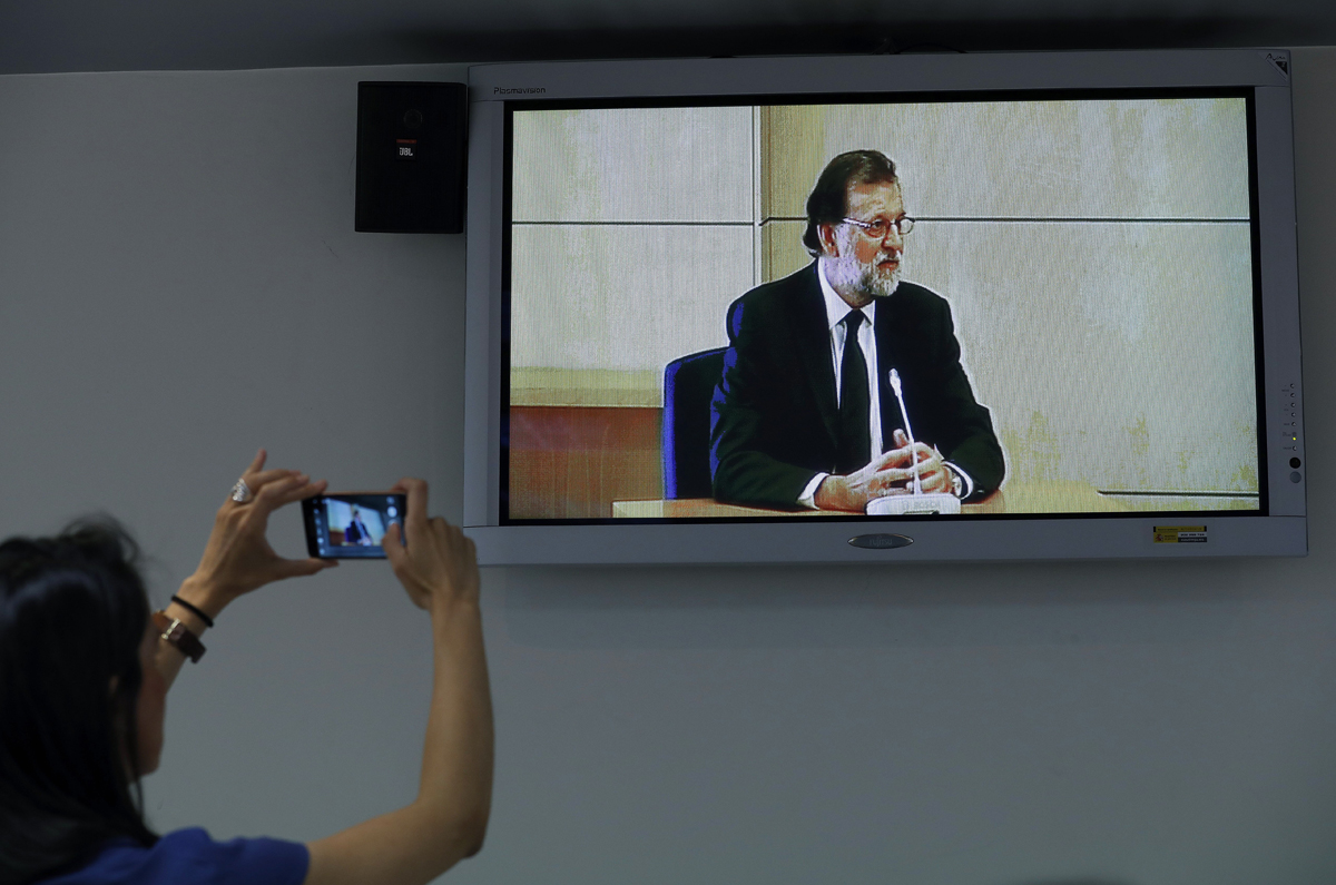 Imagen del monitor de la sala de prensa de la Audiencia Nacional de San Fernando de Henares del presidente del Gobierno, Mariano Rajoy fuente EFE