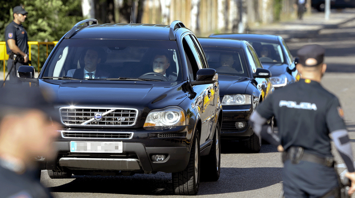 El coche oficial del presidente del Gobierno, Mariano Rajoy, escoltado a su llegada a la sede de la Audiencia Nacional en San Fernando de Henares para declarar por la Gürtel. EFE