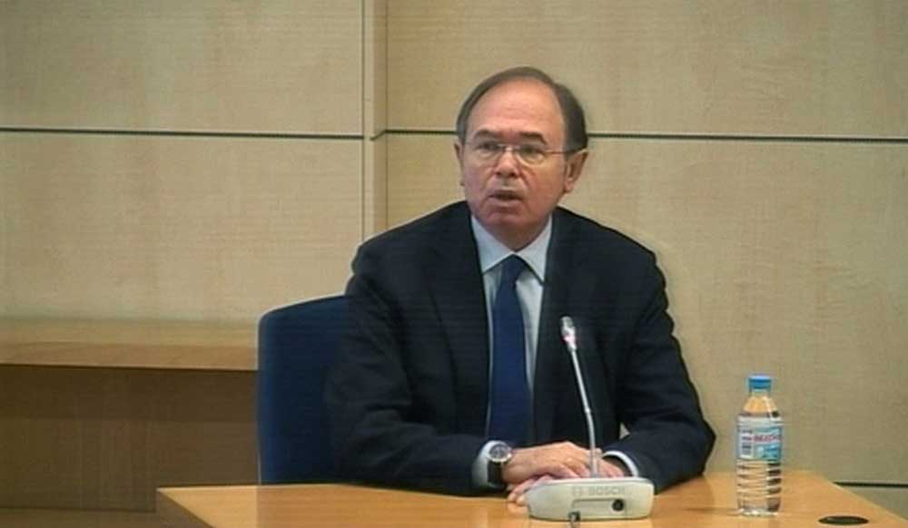Imágenes capturadas de la señal de vídeo institucional que muestran al presidente del Senado, Pío García Escudero, que presta declaración como testigo