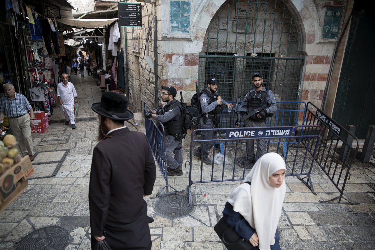 Varios policías israelíes hacen guardia en la Ciudad Vieja de Jerusalén, en Israel.