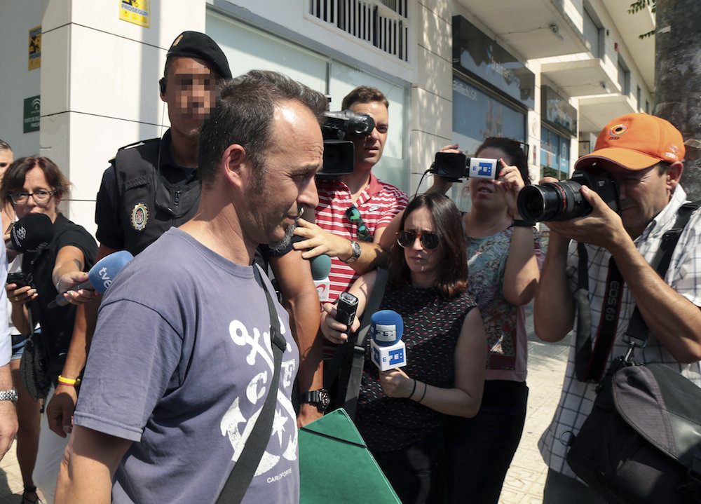 El padre de los dos hijos de Juana Rivas, a su salida del lugar donde debía recoger a los niños.