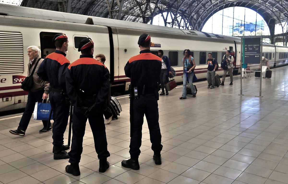 Efectivos de los Mossos d'Esquadra controlan la llegada de los pasajeros de un tren, en la Estación de Francia de Barcelona