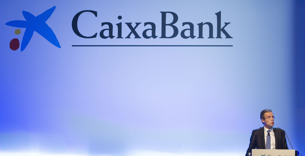 El presidente de CaixaBank, Jordi Gual, durante su intervención en una junta general ordinaria de accionistas de la entidad.