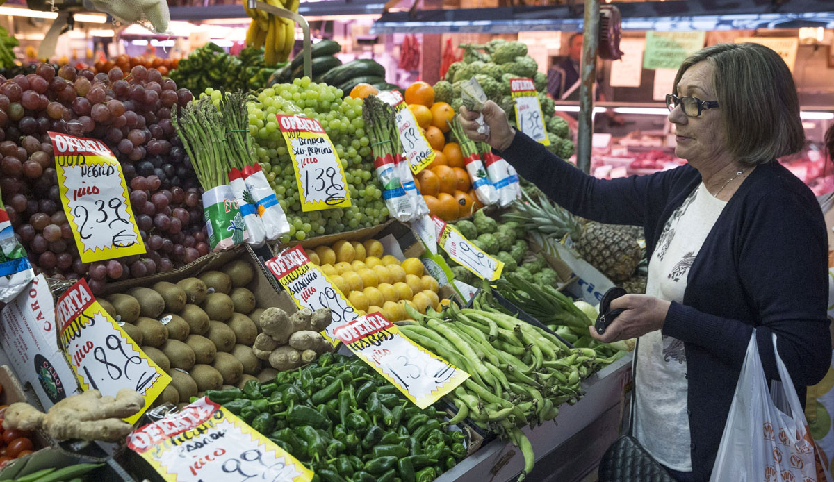 En la imagen, una mujer hace su compra en na frutería del mercado Maravilla en Madrid.