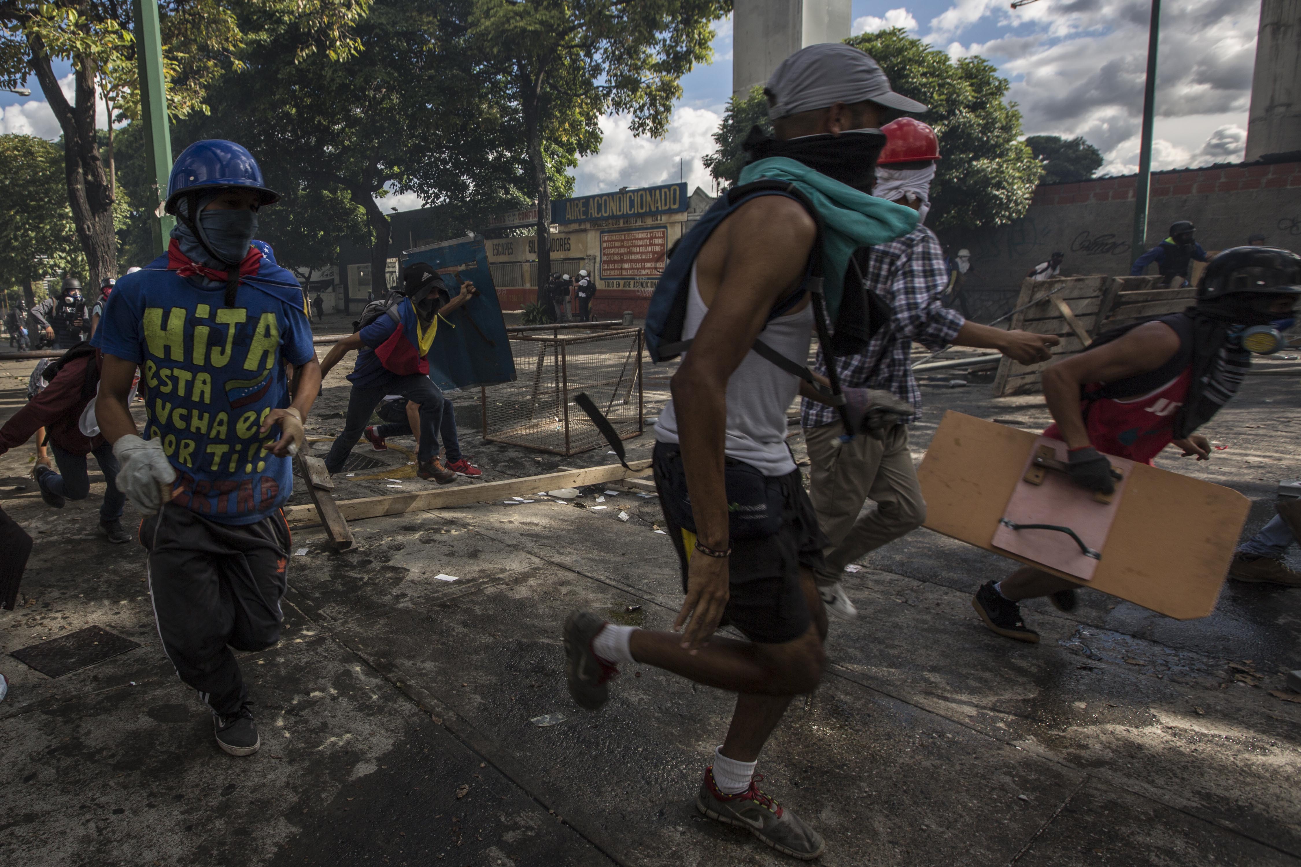 Manifestantes y fuerzas de orden se enfrentan en varias ciudades de Venezuela. 