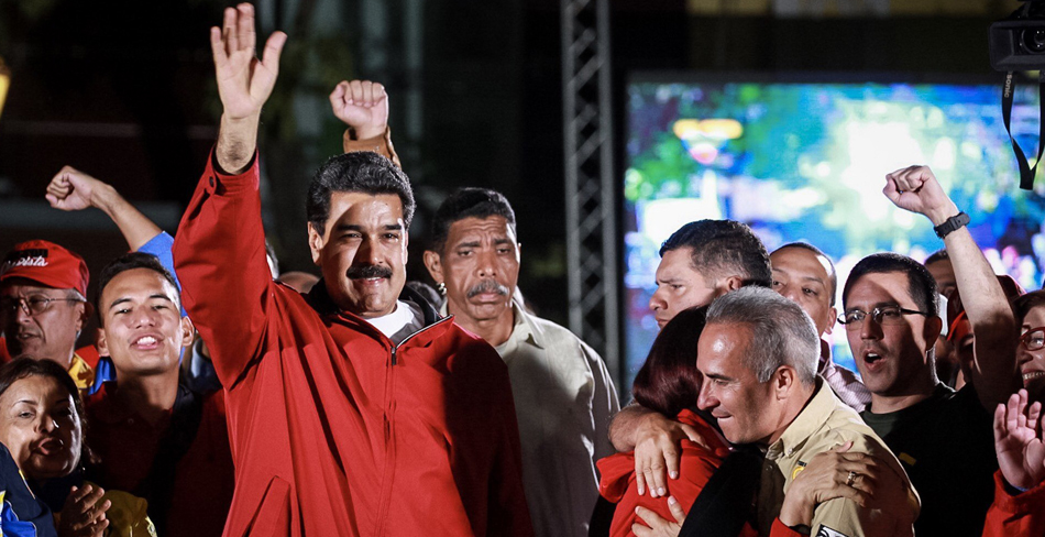 El presidente de Venezuela, Nicolás Maduro (i), celebra los resultados electorales hoy, domingo 30 de julio de 2017, en la Plaza Bolívar de Caracas (Venezuela)