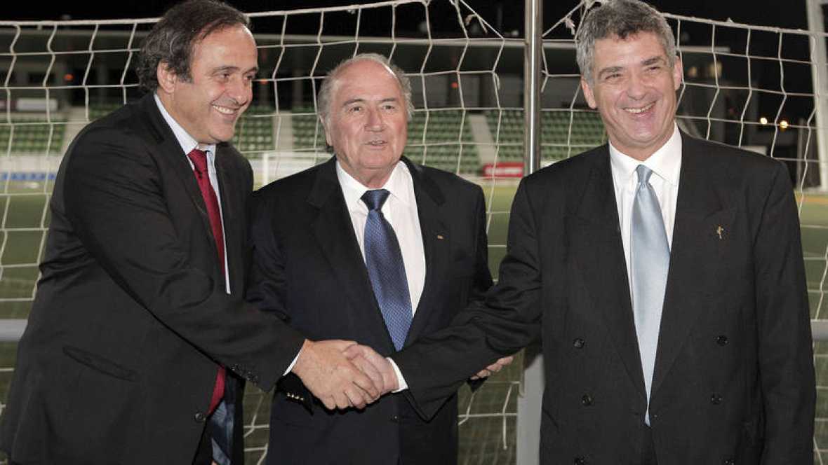 Michel Platini (izquierda), Joseph Blatter (centro) y Ángel María Villar (derecha) en los actos del Centenario de la RFEF, en 2009. 