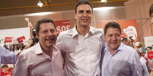 Emiliano García-Page y su hermano gemelo, Javier, junto a Pedro Sánchez en una imagen de archivo del PSOE