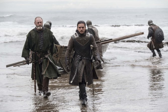 Jon Snow y Ser Davos Seaworth llegan a Rocadragón. 