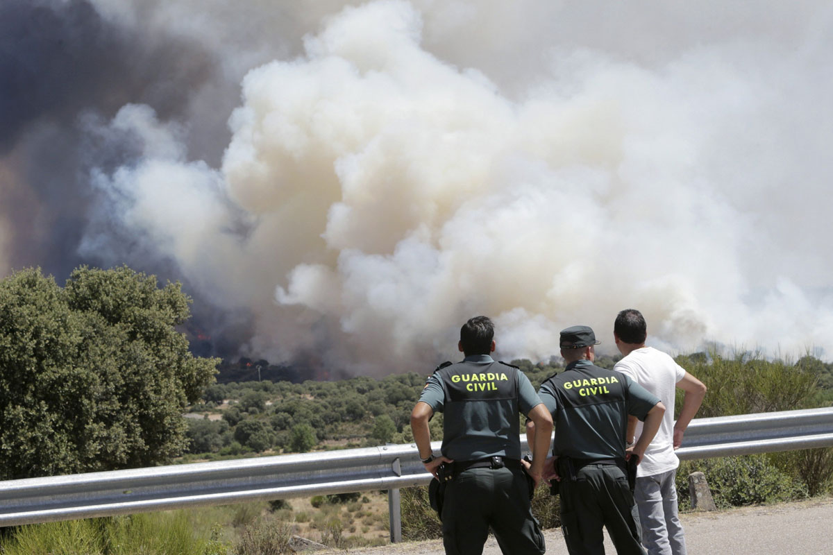 Agentes de la Guardia Civil observan el incendio forestal que se ha producido en la localidad zamorana de Pino del Oro 