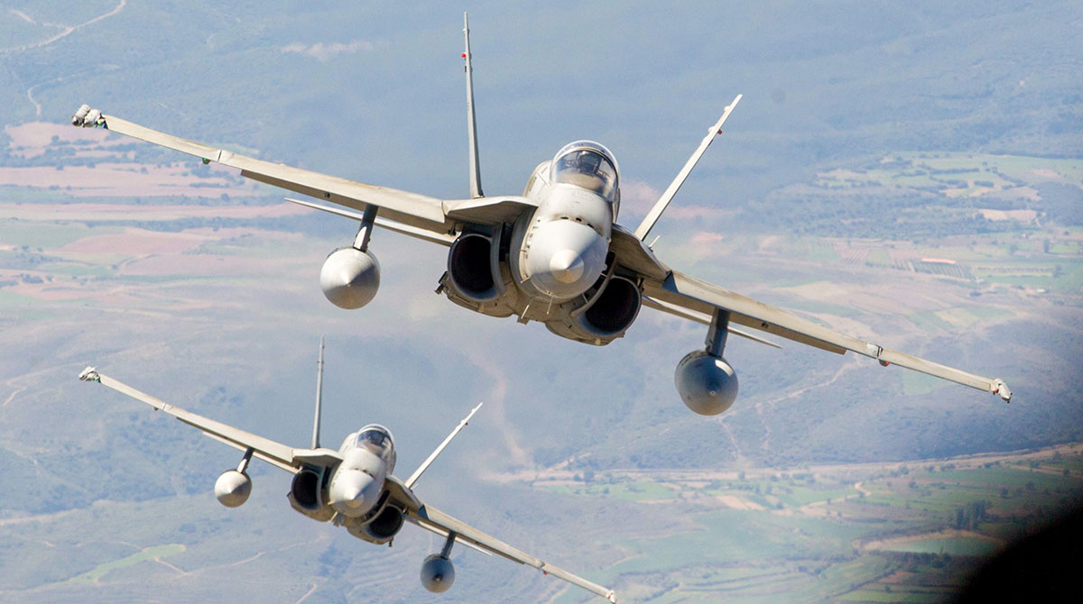 Dos aviones de combate F-18, pertenecientes al Ala 15 de Zaragoza en vuelo. 