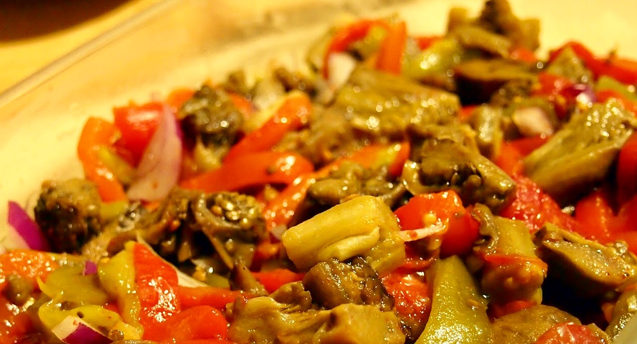 Ensalada de verduras asadas y conejo asado relleno