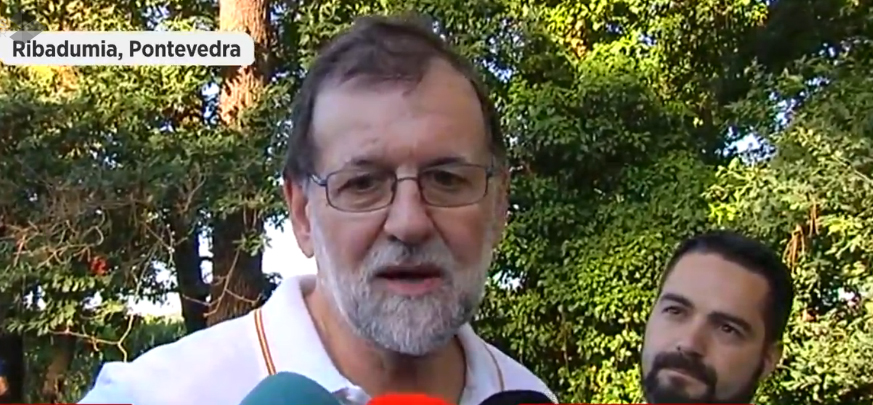 Mariano Rajoy atiende a los medios durante sus vacaciones en Ribadumia.
