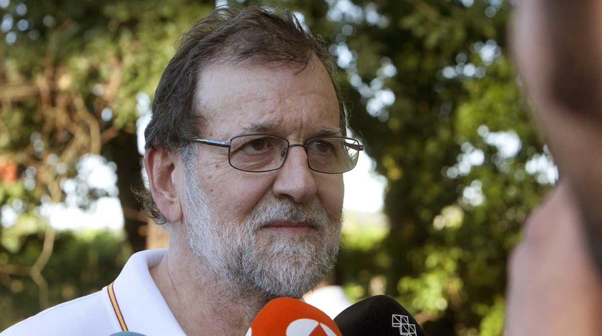 El presidente del Gobierno, Mariano Rajoy, atiende a los medios en el inicio de sus vacaciones. 