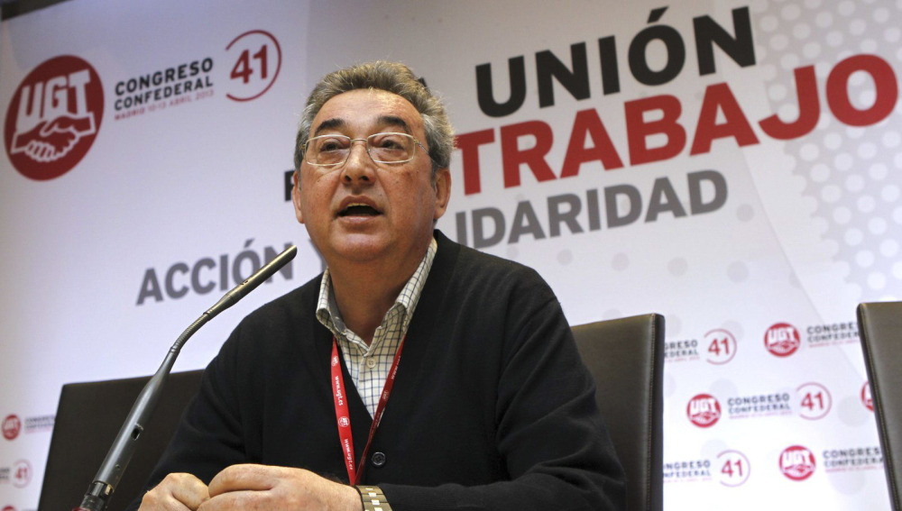 El secretario general del PSOE, Pedro Sánchez (i), y la presidenta del partido, Cristina Narbona (d), conversan durante un congreso