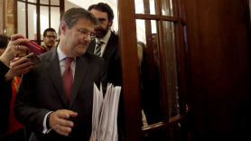 El ministro de Justicia, Rafael Catalá, saliendo del pleno del Congreso