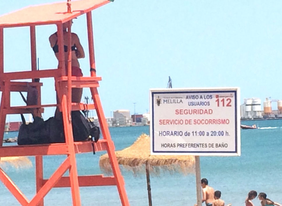 Imagen de una playa de Melilla en el que se indica el número de emergencia.