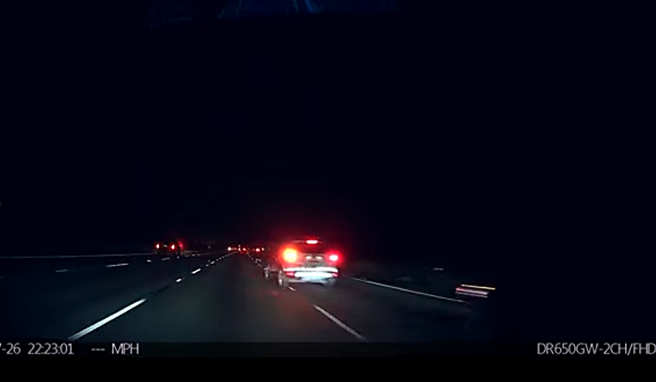 Captura de pantalla del momento en que otro coche obliga al conductor a tomar el volante de su vehículo.