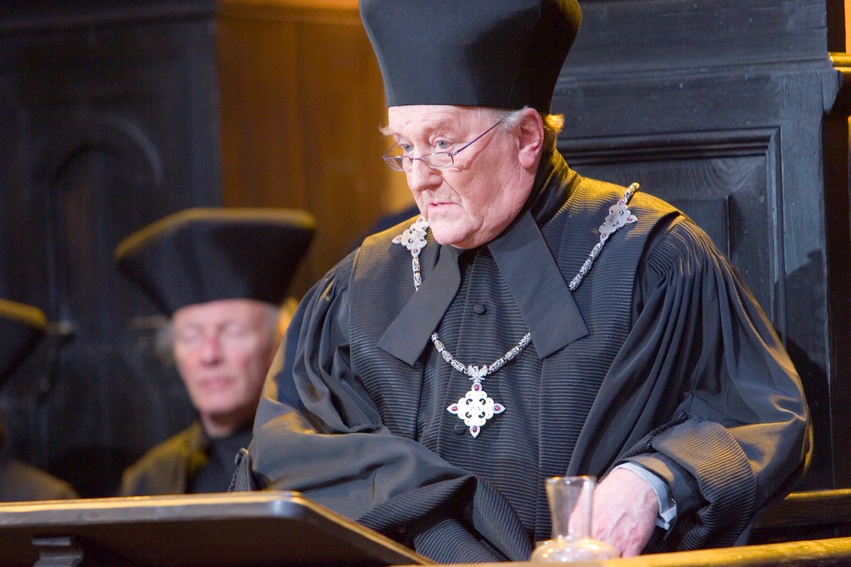 Robert Hardy interpretando a Cornelius Fudge en 'Harry Potter y la Orden del Fénix'