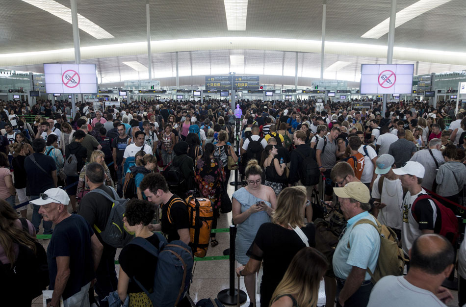 Imagen de archivo del aeropuerto de El Prat, colapsado por la huelga de los trabajadores de Seguridad.