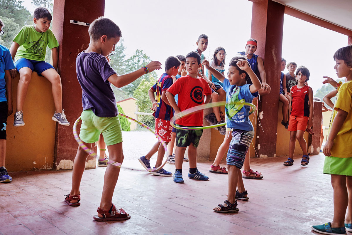 Niños realizando actividades de ocio en verano.