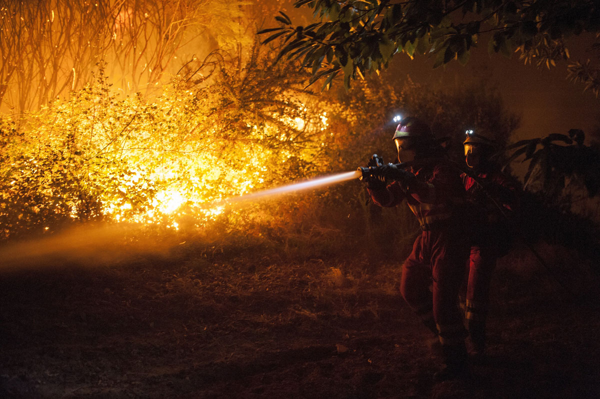 Efectivos de la Unidad Militar de Emergencias (UME) trabajan en la extinción del incendio forestal declarado este jueves  por la tarde en el municipio de Verín.