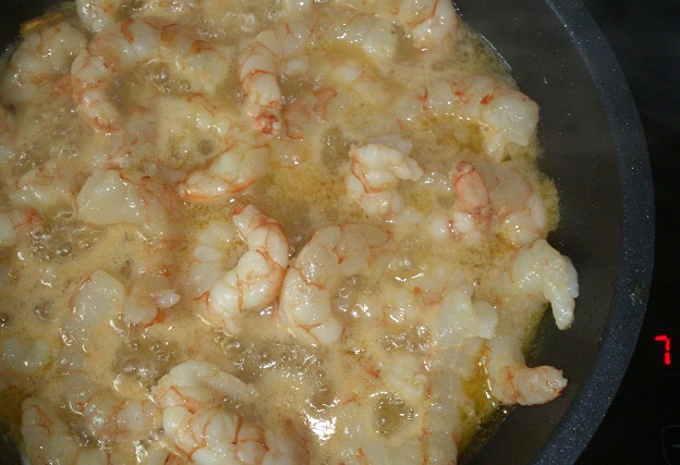 Patatas a lo pobre con gambas al ajillo y fideua de magro y pollo