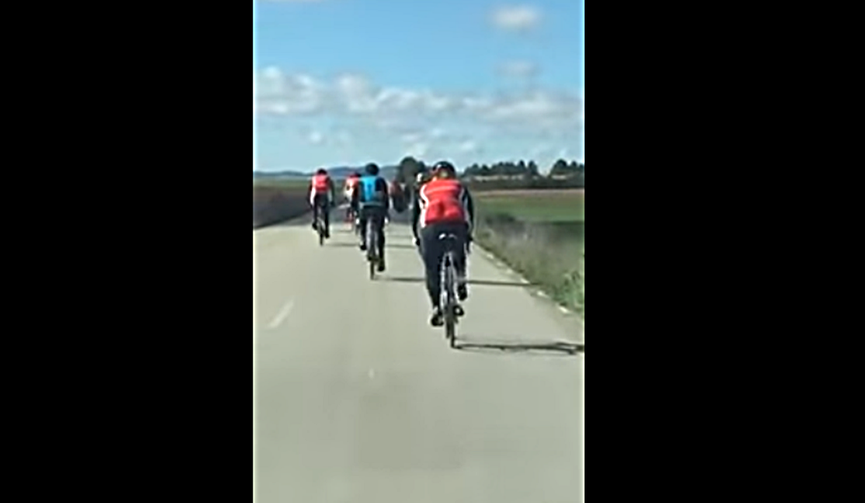 Captura de pantalla del vídeo publicado a finales del pasado mes de mayo por Sergio Montes para mostrar como circulaba un grupo de ciclistas.