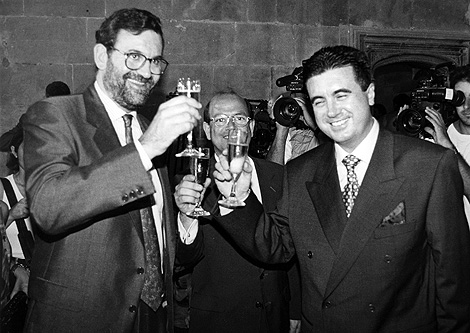 Imagen de archivo en blanco y negro de Mariano Rajoy brindando con Jaume Matas