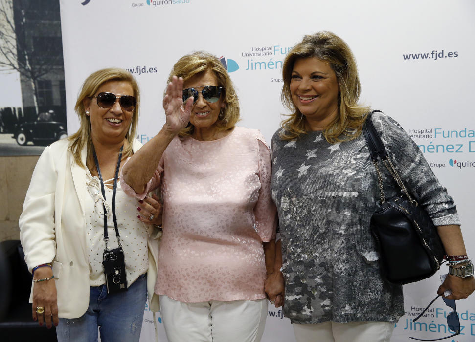 María Teresa Campos, acompañada de sus dos hijas, Carmen Borrego y Terelu Campos (a la derecha). Archivo/EFE