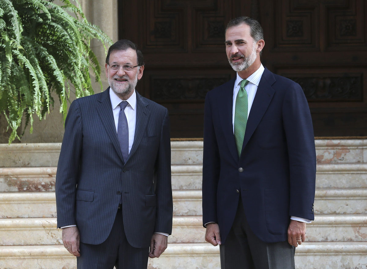 El rey Felipe VI y el presidente del Gobierno, Mariano Rajoy, posan para los medios de comunicación en el Palacio de Marivent, en Palma de Mallorca. Fuente EFE