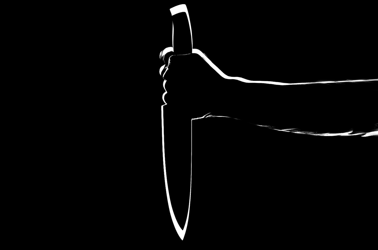 Imagen de un hombre empuñando un cuchillo. Pixabay