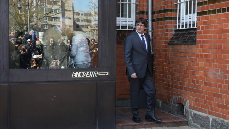 El expresidente Carles Puigdemont a su salida de la prisión de Schleswig-Holstein