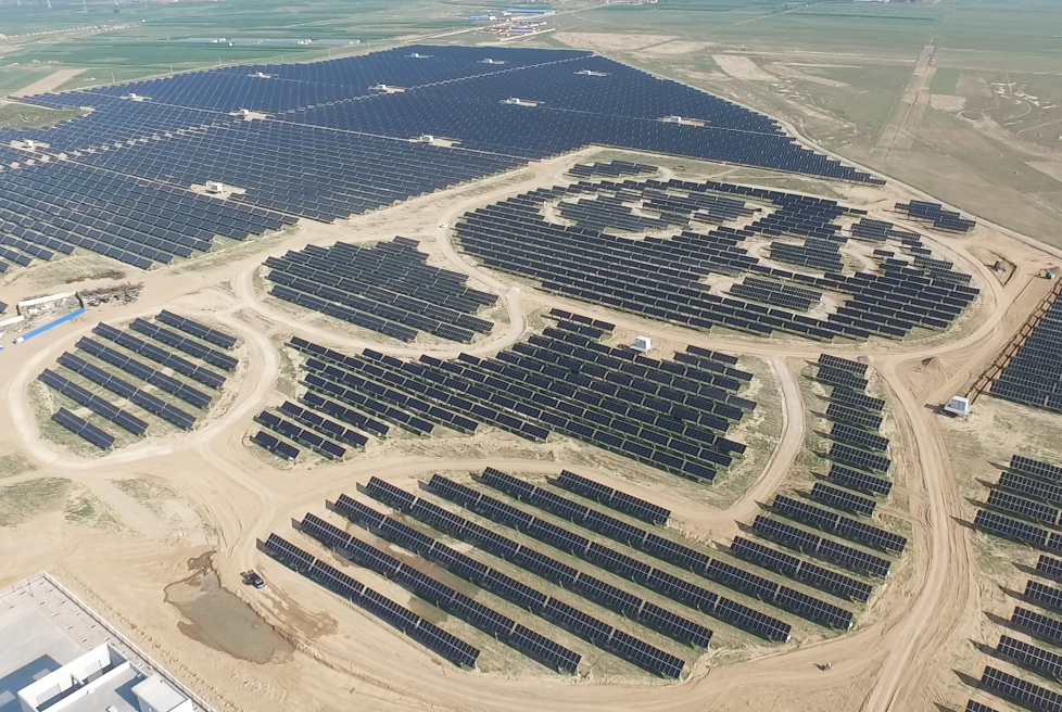 Una central solar con forma de oso panda