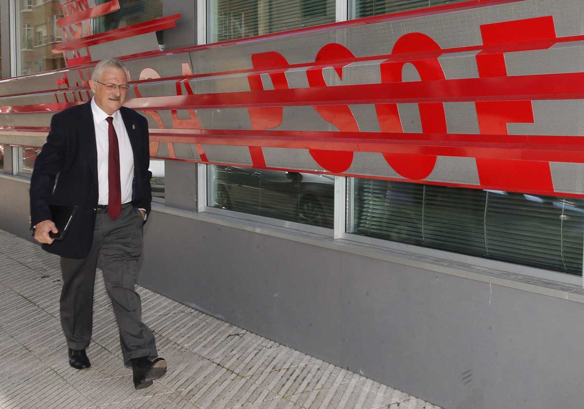 El diputado socialista por Asturias Antonio Trevín poco antes de la rueda de prensa que ofreció hoy en Oviedo.