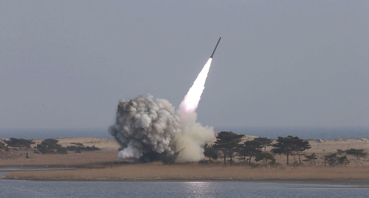 Fotografía sin fechar facilitada el 4 de marzo de 2016, por la agencia de noticias norcoreana KCNA que muestra las pruebas de lanzamiento de un nuevo sistema de lanzamisiles múltiple de largo calibre