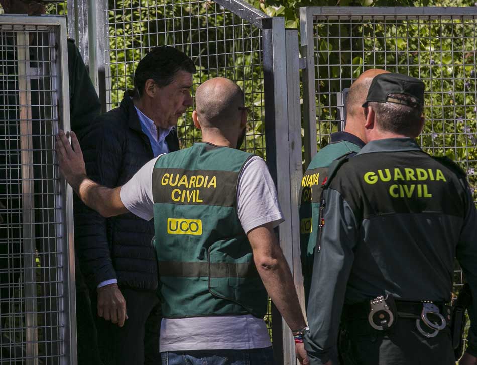 El expresidente de la Comunidad de Madrid Ignacio González (izda) tras su detención. EFE/Archivo