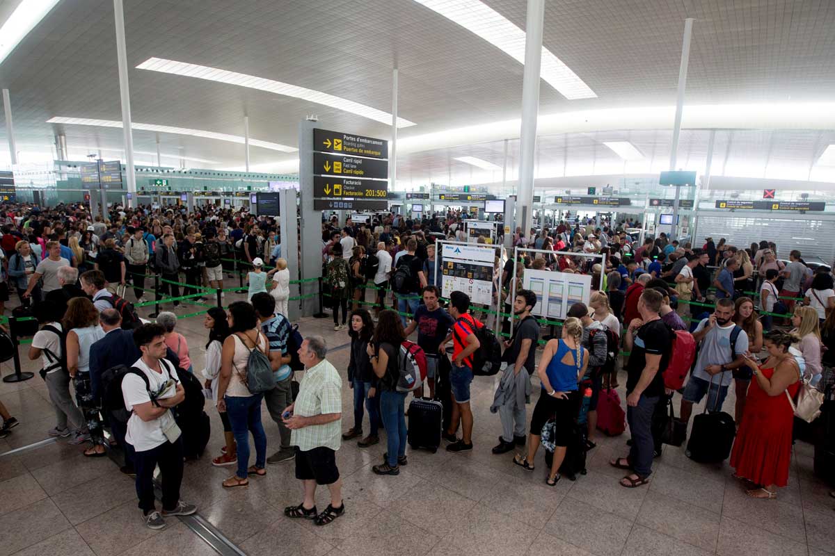Colas en los controles de seguridad del aeropuerto de Barcelona.