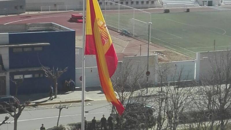 La bandera de 18 metros en el momento de ser izada