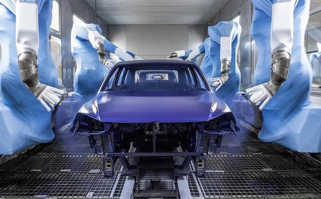 La carrocería de un coche en un estudio de pintado 