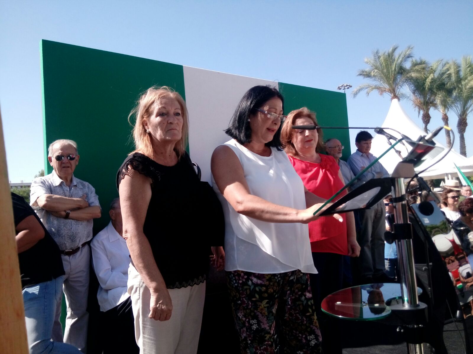 Las hermanas de Manuel josé García Caparrós, en el acto de homenaje a Blas Infante.