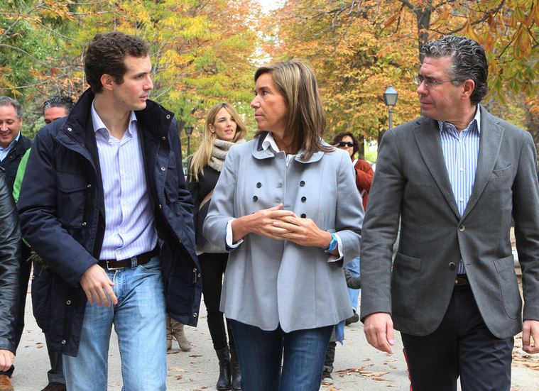 Imagen de archivo de Ana Mato, flanqueada por Pablo Casado y Francisco Granados.