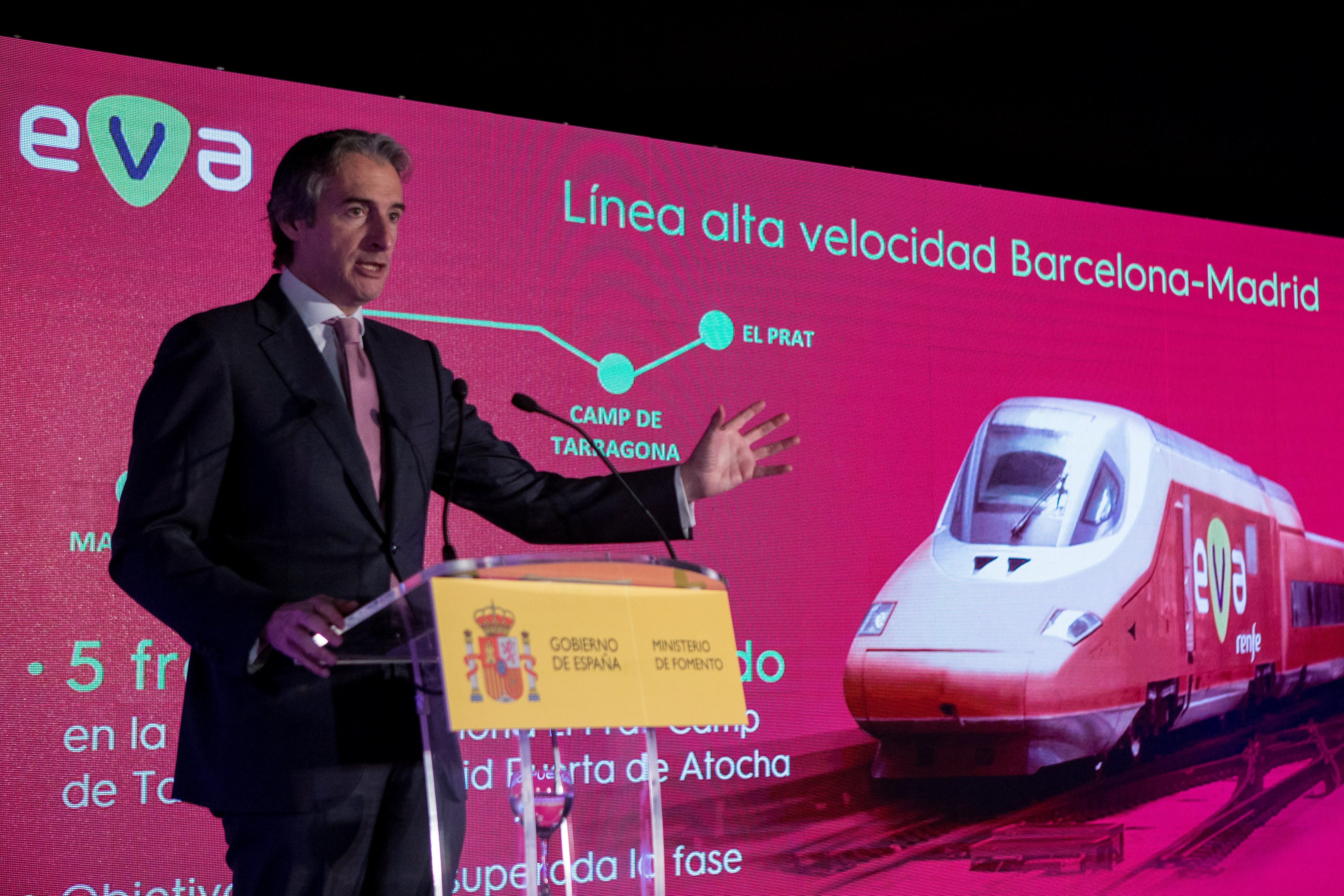 El ministro de Fomento, Íñigo de la Serna, durante la presentación hoy en Barcelona del nuevo servicio de alta velocidad de Renfe en España bautizado con el nombre de EVA