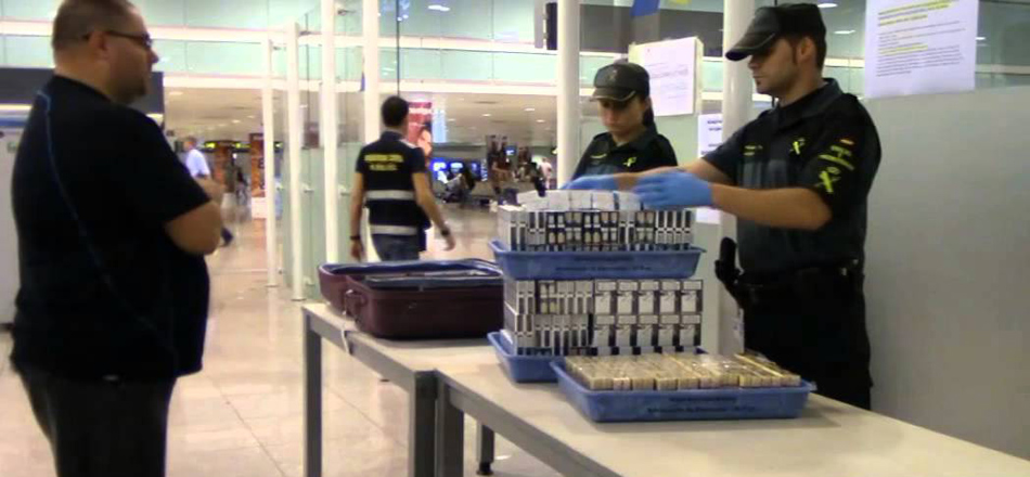 Agentes de la Guardia Civil en el Aeropuerto de El Prat.