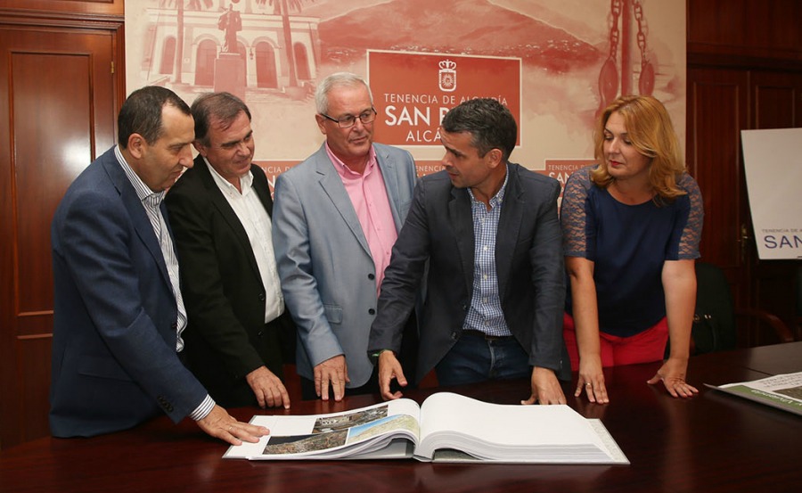 El todavía alcalde de Marbella, José Bernal, (segundo por la derecha), con miembros de su equipo.