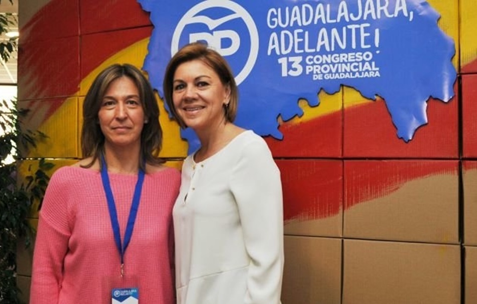 Ana Guarinos junto a María Dolores de Cospedal