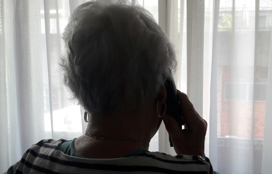 Mujer hablando por teléfono.