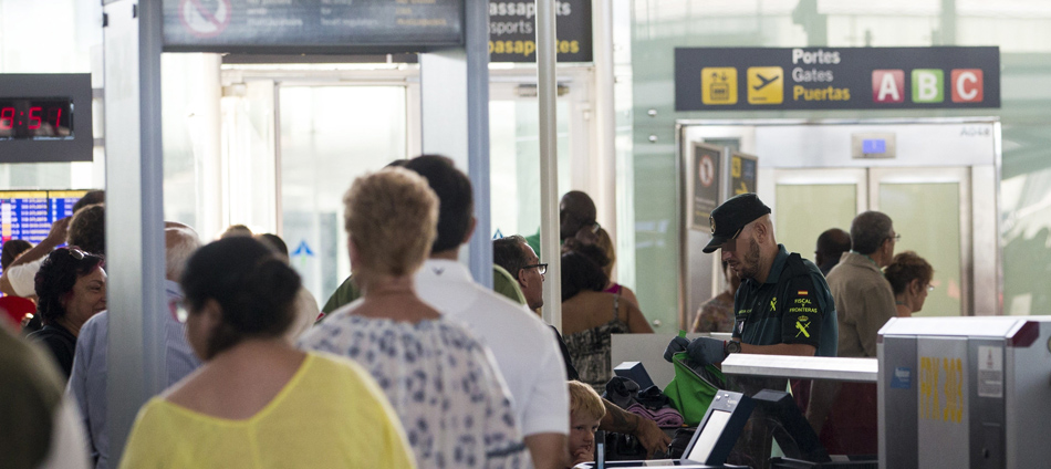 Efectivos de la Guardia Civil trabajan en los accesos a las puertas de embarque del aeropuerto de Barcelona-El Prat. 