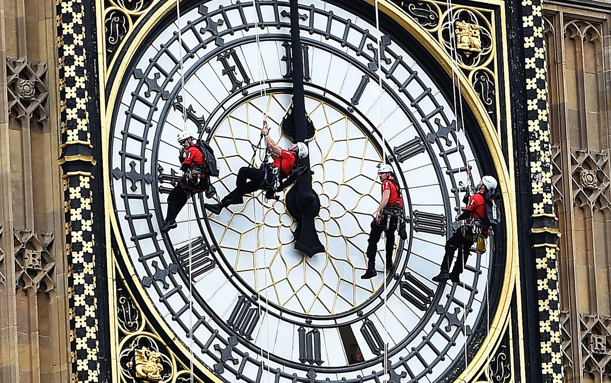 Varias personas descienden por la esfera del Big Ben en Londres